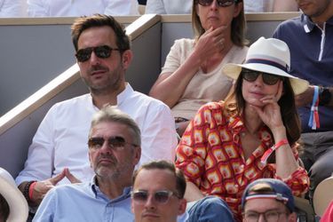 Delphine McCarty et son mari le chef pâtissier Christophe Michalak dans les tribunes de Roland Garros, le 1er juin 2022.