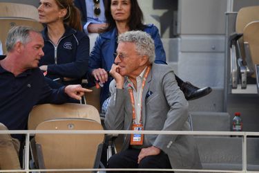 Moment échange entre Julien Arnaud et Nelson Monfort dans les tribunes de Roland Garros, le 1er juin 2022.