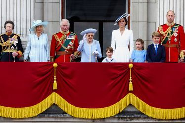 La princesse Anne, le prince Charles et Camilla, Elizabeth II, le prince William, Kate Middleton et leurs trois enfants, George, Charlotte et Louis, au balcon du palais de Buckingham pour la parade Trooping The Colour célébrant le jubilé de platine de la reine. Le 2 juin 2022 à Londres.