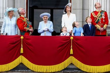 Le prince Charles et Camilla, Elizabeth II, le prince William, Kate Middleton et leurs trois enfants, George, Charlotte et Louis, au balcon du palais de Buckingham pour la parade Trooping The Colour célébrant le jubilé de platine de la reine. Le 2 juin 2022 à Londres.