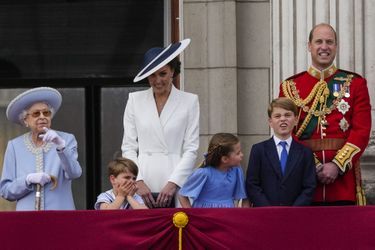 Elizabeth II, le prince William, Kate Middleton et leurs trois enfants, George, Charlotte et Louis, au balcon du palais de Buckingham pour la parade Trooping The Colour célébrant le jubilé de platine de la reine. Le 2 juin 2022 à Londres.