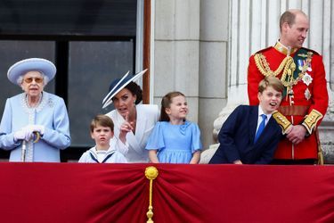 Elizabeth II, Kate Middleton, le prince William et leurs trois enfants, George, Charlotte et Louis au balcon du palais de Buckingham lors de la parade Trooping The Colour célébrant le jubilé de platine de la reine. Le 2 juin 2022 à Londres.