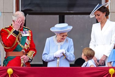 Le prince Charles, Elizabeth II, Kate Middleton et son fils le prince Louis au balcon du palais de Buckingham lors de la parade Trooping The Colour célébrant le jubilé de platine de la reine. Le 2 juin 2022 à Londres.