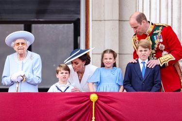 Elizabeth II, le prince William et Kate Middleton avec leurs enfants, George, Charlotte et Louis au balcon du palais de Buckingham lors de la parade Trooping The Colour célébrant le jubilé de platine de la reine. Le 2 juin 2022 à Londres.