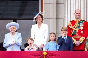 Elizabeth II, Kate Middleton et le prince William avec leurs enfants, George, Charlotte et Louis au balcon du palais de Buckingham lors de la parade Trooping The Colour célébrant le jubilé de platine de la reine. Le 2 juin 2022 à Londres.