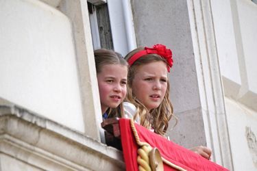 Mia Tindall avec la princesse Charlotte de Cambridge à une fenêtre de Buckingham Palace à Londres, le 2 juin 2022