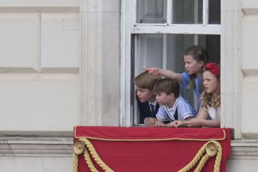 Mia Tindall avec les princes George et Louis, les princesses Charlotte de Cambridge à une fenêtre de Buckingham Palace à Londres, le 2 juin 2022