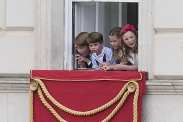Mia Tindall avec les princes George et Louis, les princesses Charlotte de Cambridge à Buckingham Palace à Londres, le 2 juin 2022
