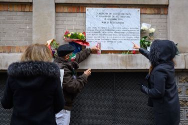 Hommage aux victimes des attentats du 13 novembre 2015, sur le site de la Belle Equipe.