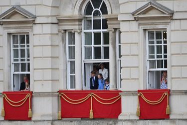 Des membres de la famille royale britannique apparaissent au balcon de Buckingham lors de la parade Trooping The Colour célébrant le jubilé de platine d'Elizabeth II, le 2 juin 2022 à Londres.
