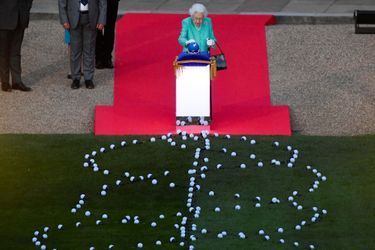 La reine Elizabeth II lance les illuminations de son jubilé de platine devant son château de Windsor, le 2 juin 2022