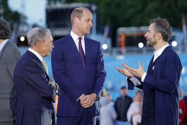 Le prince William avec l’ancien maire de New York Mike Bloomberg et le concepteur de la sculpture d’arbre Thomas Heatherwick, devant Buckingham Palace, le 2 juin 2022 