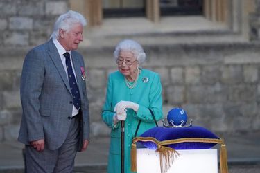 La reine Elizabeth II avec Bruno Peek, le le Queen’s pageantmaster (qui a orchestré le Jubilé), devant son château de Windsor, le 2 juin 2022