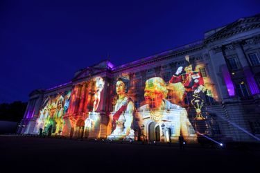 Images projetées sur le Palais de Buckingham à Londres en hommage à la reine Elizabeth II, le 2 juin 2022
