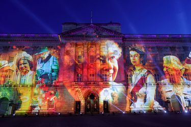 Des portraits de la reine s'affichent sur Buckingham Palace.