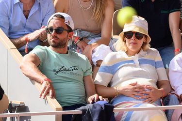 Alysson Paradis (enceinte) et son compagnon Guillaume Gouix dans les tribunes lors des internationaux de France de Tennis de Roland Garros à Paris, le 2 juin 2022.