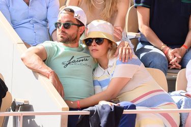 Alysson Paradis (enceinte) et son compagnon Guillaume Gouix dans les tribunes lors des internationaux de France de Tennis de Roland Garros à Paris, le 2 juin 2022.
