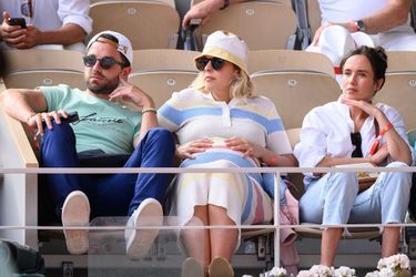 Guillaume Gouix, Alysson Paradis (enceinte) et Amelle Chahbi dans les tribunes lors des internationaux de France de Tennis de Roland Garros 2022 à Paris, France, le 2 juin 2022. 
