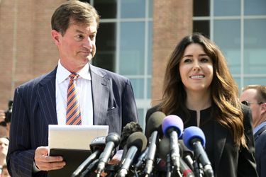 Ben Chew et Camille Vasquez, les avocats de Johnny Depp commentent le verdict du procès opposant leur client à son ex-femme Amber Heard devant le tribunal de Fairfax, Virginie, le 1er juin 2022.
