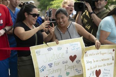 Les fans de Johnny Depp devant le tribunal de Fairfax, en Virginie, le 1er juin 2022.