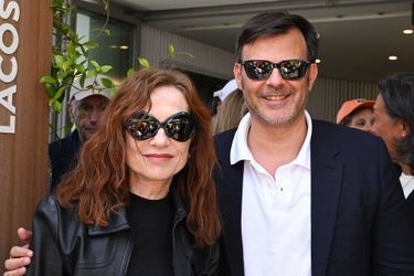 Isabelle Huppert et François Ozon le 2 juin 2022 à Roland-Garros.