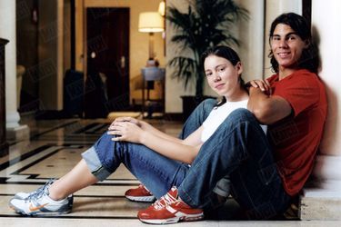 « Au lendemain de sa victoire, Rafael Nadal profite de quelques heures de repos avec sa sœur Maria Isabel, 14 ans, à l’hôtel Melia Royal Alma. Il s’apprête à partir pour un nouveau tournoi, à Halle, en Allemagne. » - Paris Match n°2925, 9 juin 2005