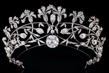 Diadème aux œillets en platine et diamants fait en 1905 par Joseph Chaumet pour Mme Henri de Wendel.
