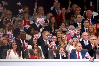 Kate Middleton, le prince William et leurs enfants, le prince George et la princesse Charlotte au grand concert "Platinium Party at the Palace" célébrant le jubilé de platine d'Elizabeth II devant le palais de Buckingham, à Londres, le 4 juin 2022. 