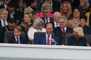 Le prince George, le prince William et Camilla, duchesse de Cornouailles au grand concert "Platinium Party at the Palace" célébrant le jubilé de platine d'Elizabeth II devant le palais de Buckingham, à Londres, le 4 juin 2022. 