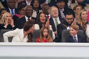 Kate Middleton et ses enfants, le prince George et la princesse Charlotte au grand concert "Platinium Party at the Palace" célébrant le jubilé de platine d'Elizabeth II devant le palais de Buckingham, à Londres, le 4 juin 2022. 