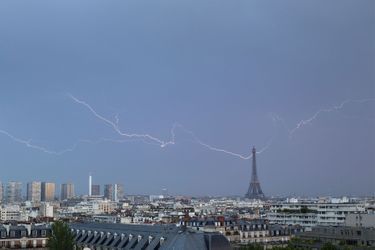La Tour Eiffel touchée par la foudre, en 2021. Image d'illustration.