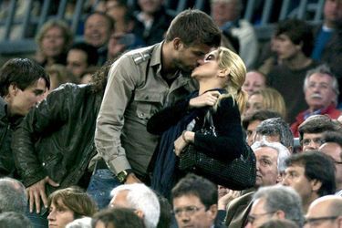Le couple s'embrasse lors du match de football de Liga entre le FC Barcelone et Osasuna joué au Camp Nou à Barcelone, Catalogne, Espagne, le 23 avril 2011