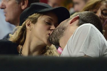 Gerard Piqué et Shakira s'embrassent alors qu'ils assistent à un match quart de finale de la Coupe du monde de basket-ball entre la Slovénie et les États-Unis au Palau Sant Jordi de Barcelone, le mardi 9 septembre 2014. 