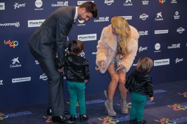 Gerard Piqué et Shakira avec leurs fils Milan et Sasha assistent au gala des Los 40 Music Awards 2016 le 1er décembre 2016 à Barcelone.