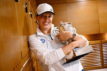 Iga Swiatek pose avec le trophée de Roland-Garros remporté samedi.