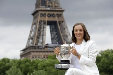 Iga Swiatek pose avec le trophée de Roland-Garros remporté samedi.