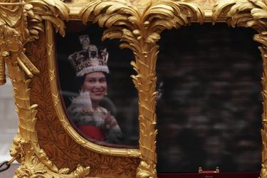 Le carrosse d'or de la reine lors de la parade célébrant le jubilé de platine d'Elizabeth II, devant le palais de Buckingham à Londres, le 5 juin 2022. 