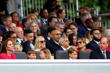 Kate Middleton, le prince Louis, la princesse Charlotte, le prince George et le prince William en tribunes pour assister à la parade célébrant le jubilé de platine d'Elizabeth II, devant le palais de Buckingham à Londres, le 5 juin 2022. 