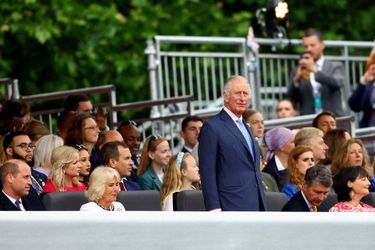 Le prince William, Camilla et le prince Charles en tribunes pour assister à la parade célébrant le jubilé de platine d'Elizabeth II, devant le palais de Buckingham à Londres, le 5 juin 2022. 