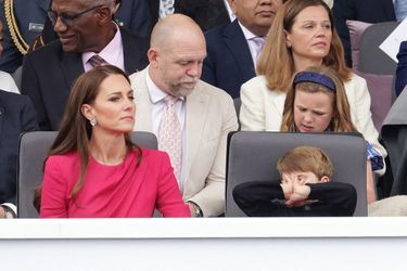 Kate Middleton et son fils le prince Louis en tribunes pour assister à la parade célébrant le jubilé de platine d'Elizabeth II, devant le palais de Buckingham à Londres, le 5 juin 2022. 