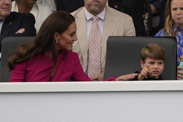 Kate Middleton et son fils le prince Louis en tribunes pour assister à la parade célébrant le jubilé de platine d'Elizabeth II, devant le palais de Buckingham à Londres, le 5 juin 2022. 