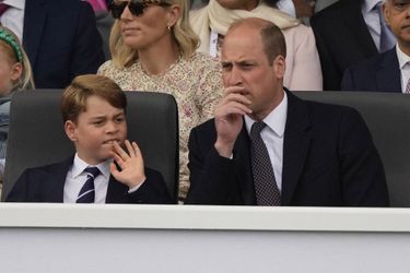 Le prince George et le prince William en tribunes pour assister à la parade célébrant le jubilé de platine d'Elizabeth II, devant le palais de Buckingham à Londres, le 5 juin 2022. 