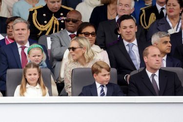 La princesse Charlotte, le prince George et le prince William en tribunes pour assister à la parade célébrant le jubilé de platine d'Elizabeth II, devant le palais de Buckingham à Londres, le 5 juin 2022. 