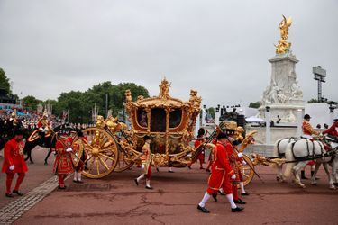 Le Gold State Coach de la reine Elizabeth II passe devant Buckingham Palace pendant le Jubilé de platine, le 5 juin 2022 