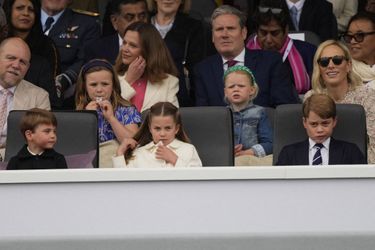 Les princes Louis et George et la princesse Charlotte de Cambridge, devant Zara Phillips et Mike Tindall et leurs filles Mia et Lena à la parade du Jubilé de platine de la reine Elizabeth II à Londres, le 5 juin 2022