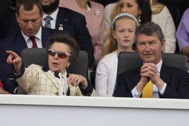 Peter Phillips et sa fille Savannah derrière la princesse Anne et son mari Timothy Laurence à la parade du Jubilé de platine de la reine Elizabeth II à Londres, le 5 juin 2022