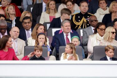 Zara Phillips et Mike Tindall avec leurs filles derrière Kate Middleton et ses enfants à la parade du Jubilé de platine de la reine Elizabeth II à Londres, le 5 juin 2022