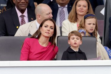 Mike et Mia Tindall derrière Kate Middleton et le prince Louis à la parade du Jubilé de platine de la reine Elizabeth II à Londres, le 5 juin 2022