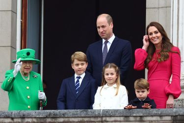 Elizabeth II, le prince Charles et son épouse Camilla, le prince William, Kate Middleton et leurs enfants (George, Charlotte et Louis) au balcon du palais de Buckingham pour clore le jubilé de platine de la reine, le 5 juin 2022 à Londres.