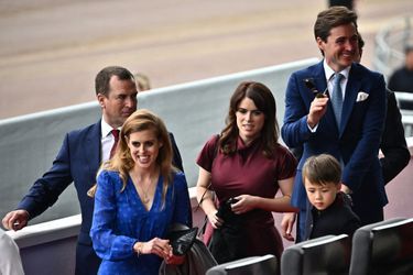 La princesse Beatrice et son mari Edoardo Mapelli Mozzi, sa soeur la princesse Eugenie, Peter Phillips en tribunes pour assister à la parade célébrant le jubilé de platine d'Elizabeth II, devant le palais de Buckingham à Londres, le 5 juin 2022.